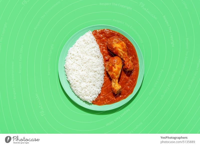 Gericht mit Reis und Hühnereintopf, Ansicht von oben auf grünem Hintergrund Afrikanisch hell Hähnchen Peperoni Farbe gekocht Küche Curry ausschneiden lecker
