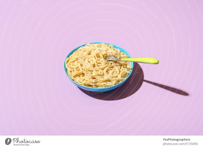 Spaghetti Cacio e Pepe Schüssel, isoliert auf einem lila Hintergrund Schalen & Schüsseln hell cacio e pepe Kohlenhydrate Käse Farbe gekocht Textfreiraum kreativ