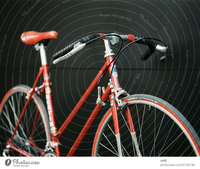 Rotes Vintage-Rennrad vor grauer Wand vintage urban Textfreiraum links Mobilität retro Lifestyle Fahrrad Verkehrsmittel sportlich Farbfoto Stadt Außenaufnahme