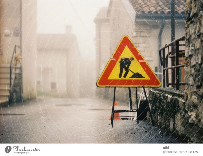Under construction – Achtung Baustelle! Schild Warnung Warnschild Hinweisschild Schilder & Markierungen Sicherheit Gefahr Vorsicht Außenaufnahme Farbfoto Nebel