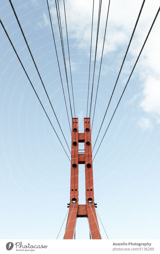 Roter Brückenturm aus Eisen mit Stahlseilen. gegen architektonisch Architektur Hintergrund blau Brückensilhouette Gebäude Business Kabel Wolken Konstruktion