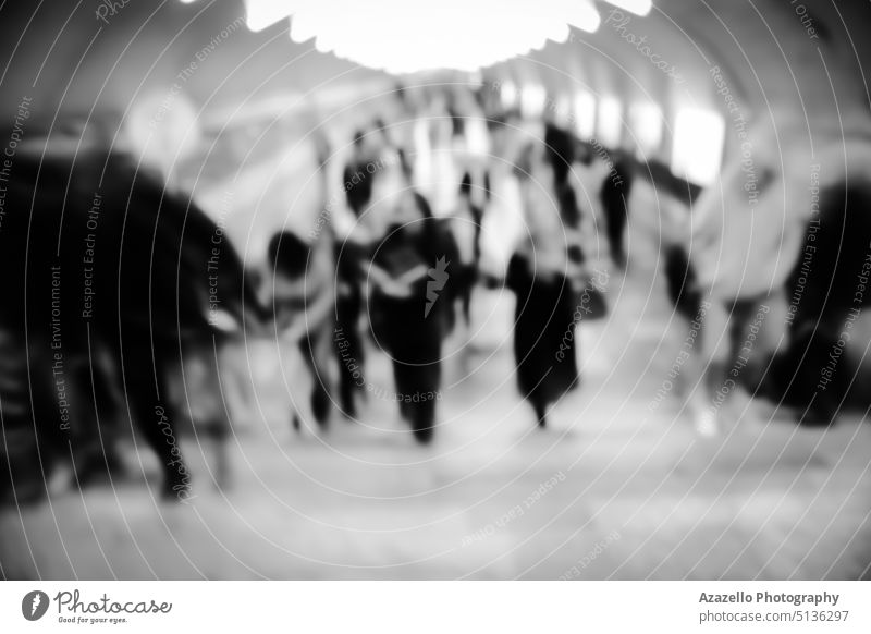 Unscharfes Bild einer U-Bahn mit Silhouetten von sich bewegenden Menschen. verschwommen menschlich Konzept Minimalismus abstrakt Kunst Hintergrund Unschärfe