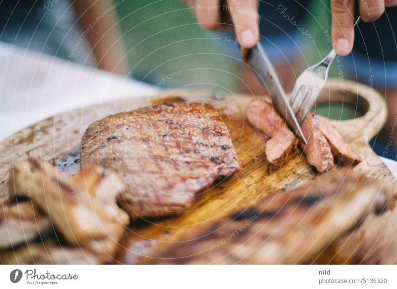 Flanksteak anschneiden Grillen Grillparty grillfleisch Fleisch Rindfleisch Steak Lebensmittel Barbecue Essen zubereiten gegrillt Gartenparty lecker Mahlzeit