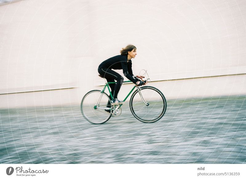 Junge Frau mit vintage Singlespeed Rennrad singlespeed sportlich Lifestyle Mobilität Freizeit & Hobby Fahrrad Farbfoto Außenaufnahme urban Analogfoto Kodak