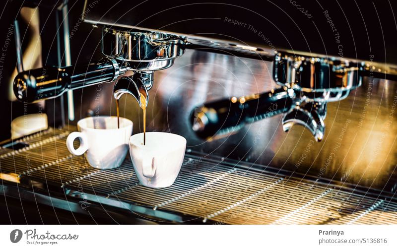 Espressomaschine brüht einen Kaffee. Kaffee gießt in Gläser in Coffee Shop, Espresso gießt aus Kaffeemaschine Barista Café Brauen Maschine frisch Heißgetränk