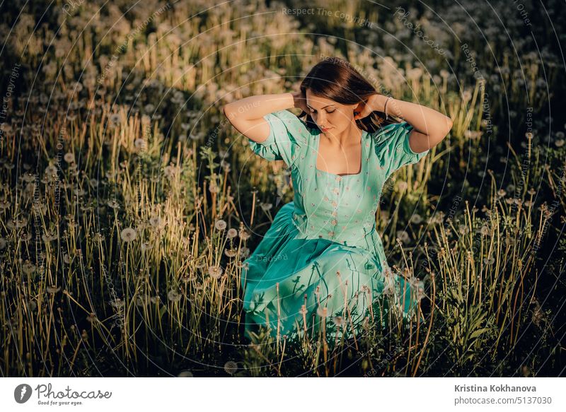 Porträt der jungen ländlichen elegante Frau posiert auf Natur Hintergrund. Sexy languid Dame berühren Haar, genießen Sommerzeit, Sonnenstrahlen. Vintage gestylten Kleid.