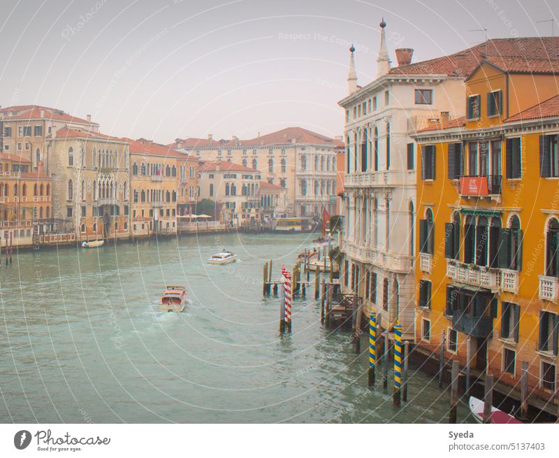 Landschaft mit Booten auf dem Wasser in Venedig. Ferien & Urlaub & Reisen Reise nach Italien Reisefotografie venedig italien Venice Beach Bootsfahrt