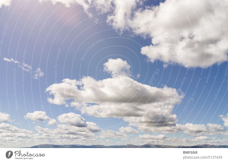 Sonniger Wolkenhimmel über Gebirgskette sonnig Himmel blau Berge Norwegen Wetter Sonnenlicht Natur fluffig Umwelt Tag wolkig Wolkenlandschaft Klima Hintergrund