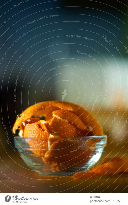 Ein Schälchen köstliche Langeweile Orangenhaut Mandarinen Mandarinenschalen Obst Frucht gesund Vitamin C Orangeschalen Schalen Südfrüchte vitaminreich Vitamine