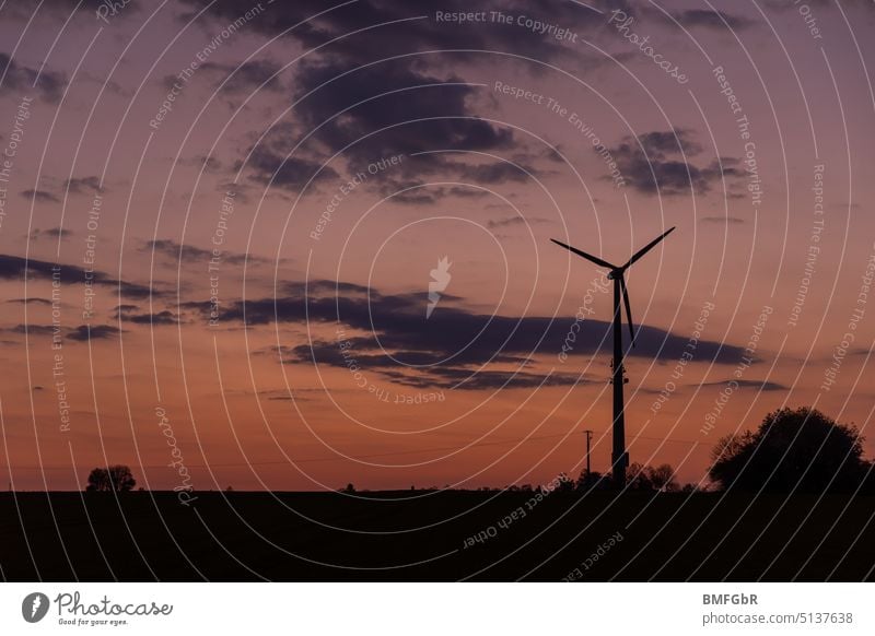 Windenergieanlage im Sonnenuntergang Ökostrom Umwelt Windrad Alternative Energie Erneuerbare Energie Energiewirtschaft Windkraftanlagen umweltfreundlich