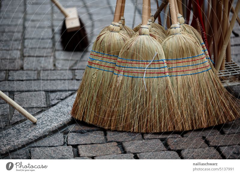Besen Besenstiel Häusliches Leben Wand Kehren Reinigen Sauberkeit dreckig Borsten Bauernmarkt Straße