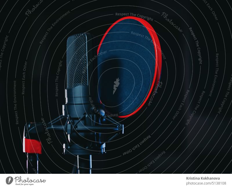 Mikrofon auf schwarzem Hintergrund im Aufnahmestudio. Musik, Konzert Konzept. Audio dunkel Gerät Musical Objekt Leistung Silber Klang Schauplatz Atelier