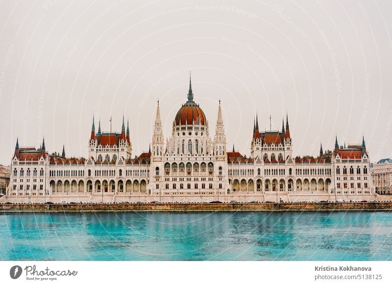 Blick auf das ungarische Parlament an der Donau. Schöne Szene der alten gotischen Architektur. Budapest Ungarn Großstadt Regierung Ungarisch blau Wahrzeichen