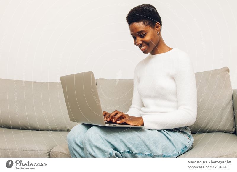 Frau benutzt Laptop zu Hause Suchtmittel Anwendungsjob schön im Internet surfen Laptop durchsuchen Karriere-Kurs lässig bequem Mitteilung
