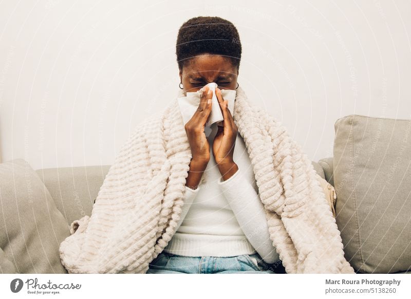 eine schwarze Frau, die sich die Nase putzt Luftverschmutzung Asien asiatisch Bett Schlafzimmer Decke Pflege Kaukasier kalt Liege covid-19 Krankheit Fieber