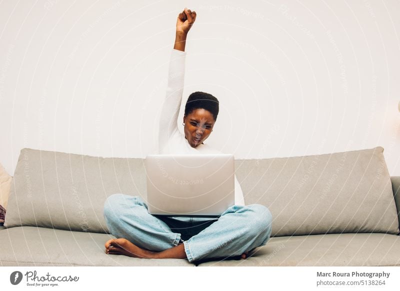 Person mit Laptop gestikulierend feiern Ergebnis erzielen Afrikanisch Afro-Look Amerikaner Hintergrund schön schwarz lässig zu feiern heiter Kundenlächeln