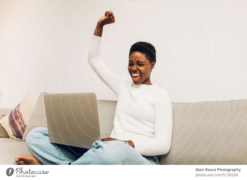 Person mit Laptop gestikulierend feiern Ergebnis erzielen Afrikanisch Afro-Look Amerikaner Hintergrund schön schwarz lässig zu feiern heiter Kundenlächeln