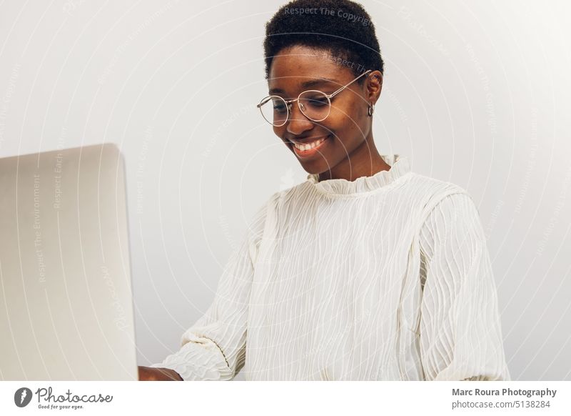 Schwarze Frau benutzt einen Laptop im Büro Erwachsener alleinstehendes Haus attraktive Frau weg Positivität Hintergrund schön Pause froh Business Geschäftsfrau