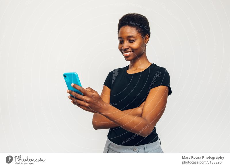 Frau textet auf Handy Erwachsener Afrikanisch Audio blanko Zelle Funktelefon plaudernd Mitteilung Kontakt Gerät digital Kopfhörer leer Mädchen Mädchen gehend