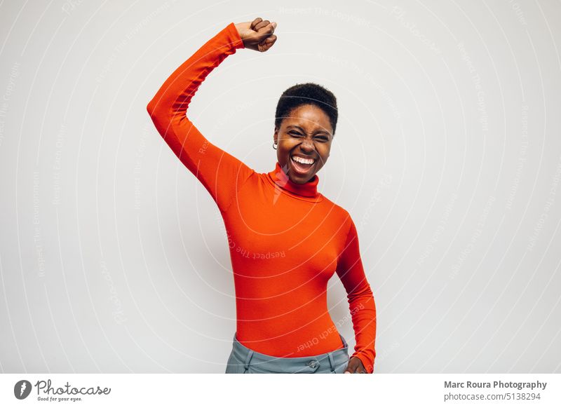 Schwarze Frau mit rotem Hemd beim Feiern Ergebnis erzielen Afrikanisch Afro-Look Amerikaner Hintergrund schön schwarz lässig zu feiern heiter Kundenlächeln