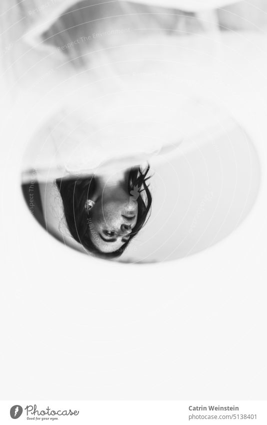 Frau im Spiegel Spiegelbild Spiegelung schwarz-weiss Sommersprossen lange Haare Tüllrock Reflexion & Spiegelung Porträt Gesicht feminin Innenaufnahme