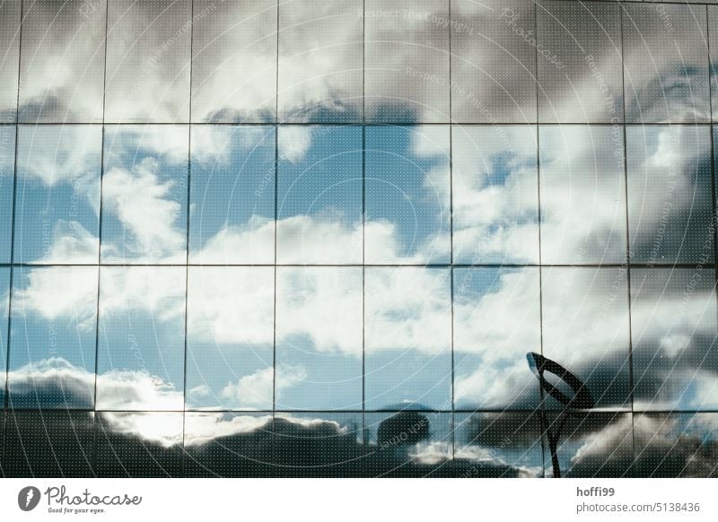 bewölkter Himmel mit Sonne im Spiegel einer Glasfassade Spiegelung Spiegelung des Himmels Moderne Architektur Großstadt Urbanisierung urban Bürogebäude Fassade