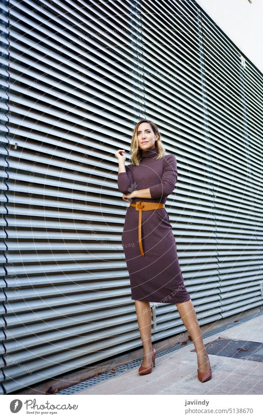 Selbstbewusste Unternehmerin auf der Straße Geschäftsfrau Wand Stil selbstbewusst Gebäude urban elegant modern Frau Erwachsener Damenschuhe Schuh Kleid Gurt