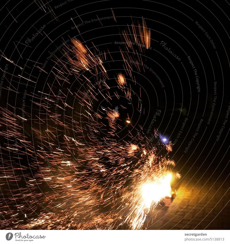 Knall auf Fall Silvester u. Neujahr Funken nachts dunkel grell Feuer Leuchtfeuer Feuerwerk Feiern Feste & Feiern Straße Bürgersteig Funkenflug brennen leuchten
