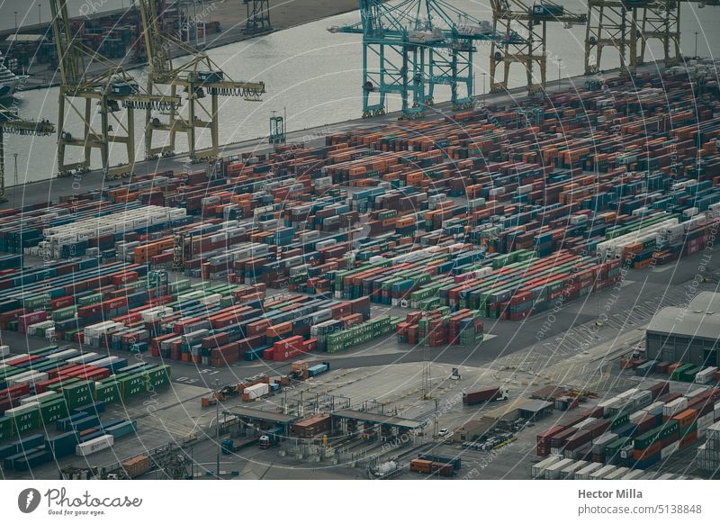 Hafen in einer mediterranen Hafenstadt an einem grauen Tag mit Tausenden von bunten Containern Containerterminal Containerhafen Güterverkehr & Logistik