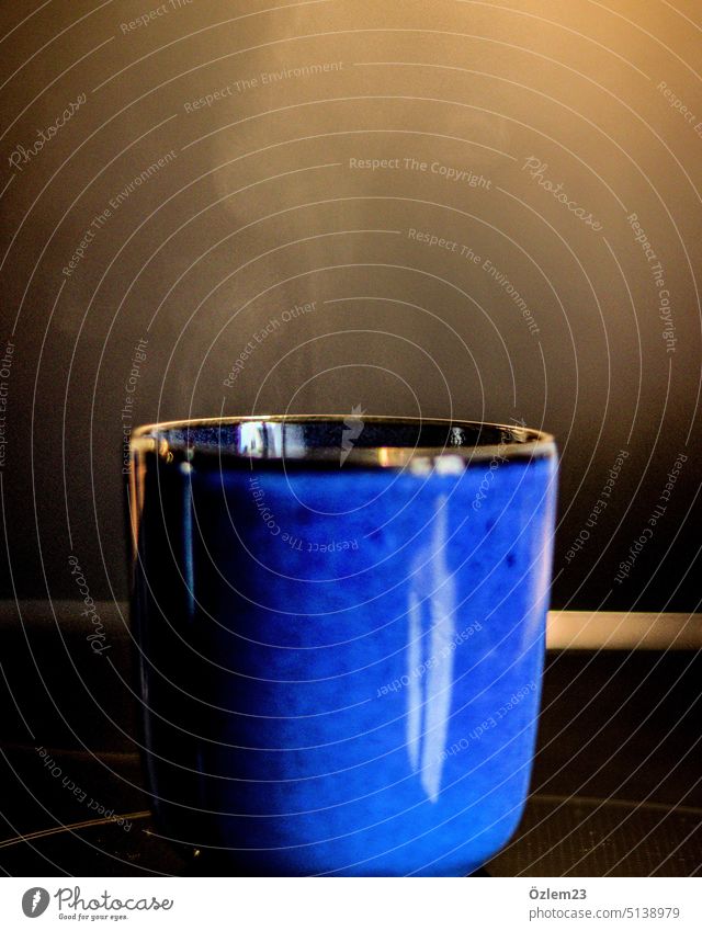 Blaue Tasse mit dampfendem Wasser Getränk heiß Innenaufnahme trinken Heißgetränk Kaffee Farbfoto Lebensmittel Kaffeetasse Menschenleer lecker Nahaufnahme