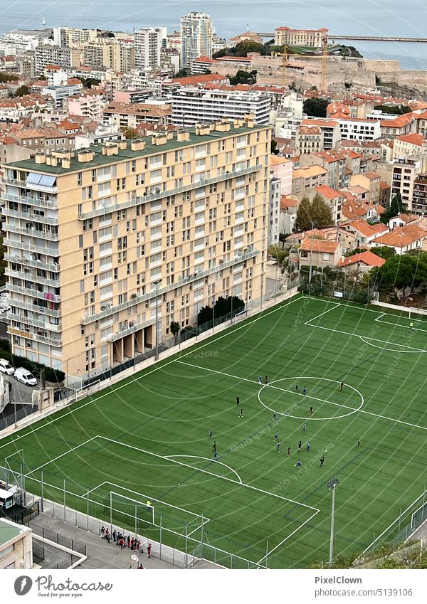 Fußballplatz in Marseille Fußball, Sportplatz Fussball rasen Wiese Grün Marseille, Großstadt, Hochhäuser, bauwerk Gebäude Fassade bauwesen architektur