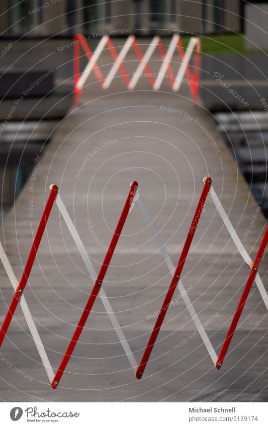 Absperrung Absperrungen Zaun absperren Absperrgitter Verbote verbieten Durchgang Durchgang verboten durchgangsverbot abgesperrt rot-weiß Barriere Schutz