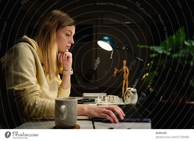 Frau arbeitet nachts im Heimbüro mit Laptop müde Nacht Stress heimwärts Büro Spätwerk Überarbeitung Burnout gelangweilt exgaustiert überarbeitet freiberuflich