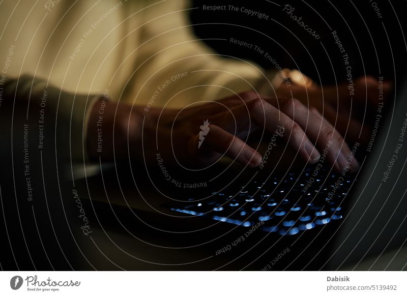 Anonyme Frau arbeitet nachts am Laptop Keyboard Tippen online Nacht Hand digital Daten Internet Programmierer benutzend plaudernd Arbeitsplatz Nahaufnahme
