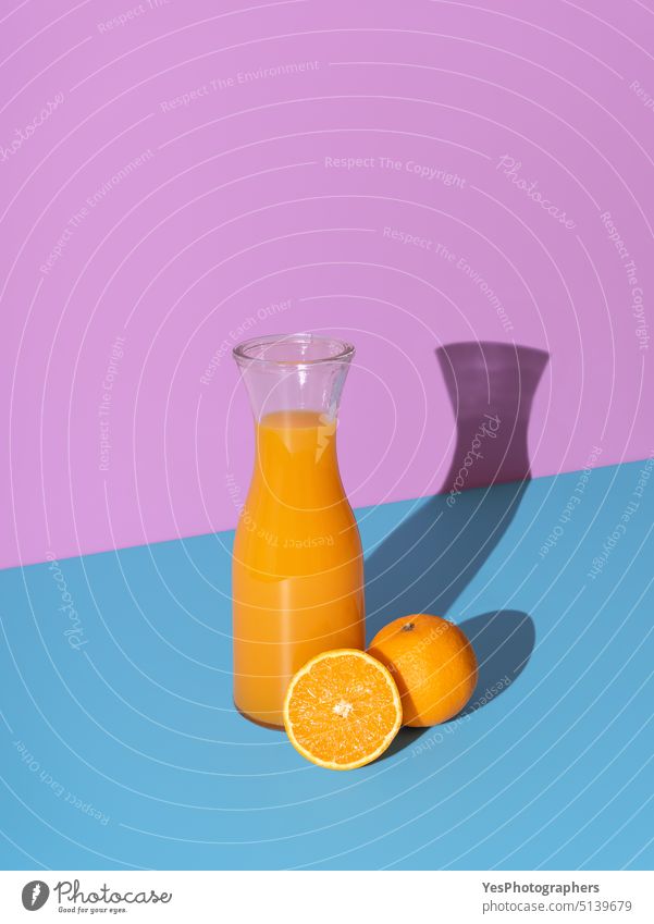 Orangensaftflasche isoliert auf einem lebendigen Hintergrund. Getränk blau Flasche Pause Frühstück hell Karaffe Zitrusfrüchte kalt Farbe Farben Textfreiraum