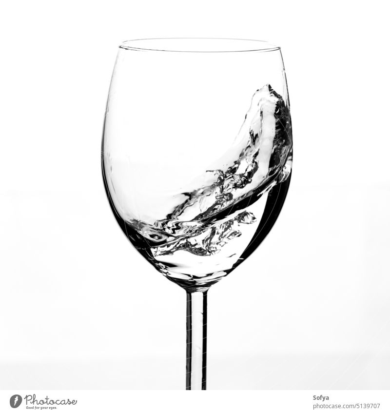 Halb leeres Glas mit Wasser in Bewegung trinken schwarz Hintergrund platschen Party Lebensmittel kalt Tropfen frisch stammten weiß Cocktail Tröpfchen satt