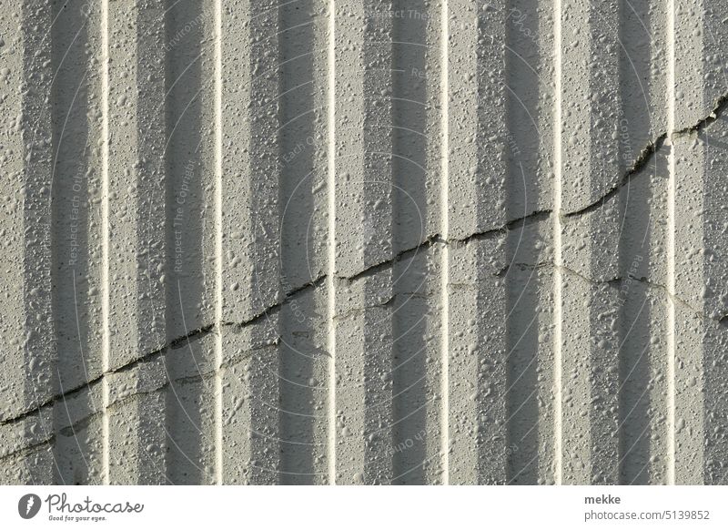 Zwei Kratzer durchkreuzen das senkrechte Muster Linien Riss Lack Anstieg Aktienkurs Streifen Wand Strukturen & Formen Licht Schatten Wassertropfen Tau
