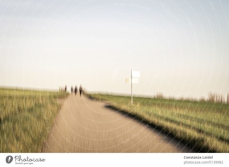 Spaziergänger auf Feldweg in ICM Technik ICM-Technik unklar friedlich ruhig verschwommen abstrakte Fotografie Ruhe Langzeitbelichtung Horizont unscharf