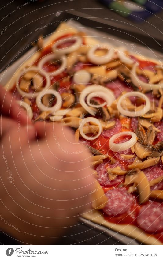 Pizza wird belegt Belag belegen essen hunger zwiebeln salami pilze lecker ofen selbstgemacht Lebensmittel Küche Teigwaren Essen zubereiten Mahlzeit Ernährung
