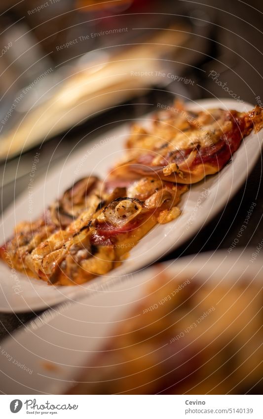 Pizza frisch aus dem Ofen Belag belegen essen hunger zwiebeln salami pilze lecker ofen selbstgemacht Lebensmittel Küche Teigwaren Essen zubereiten Mahlzeit