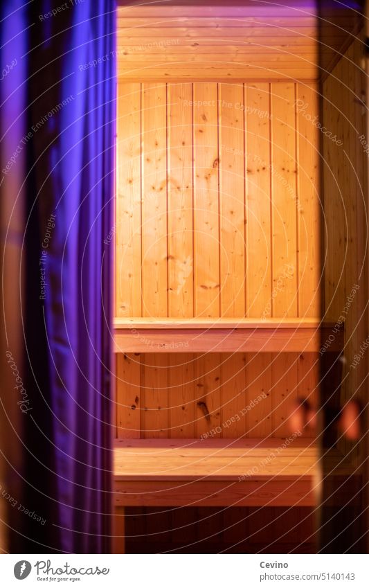 Sauna Saune Hitze schwitzen heiß feucht Holz Schweiß kein Schweiß aufs Holz sehr warm aufguss Tür Kreislauf Wärme Temperatur Luftfeuchtigkeit Grad aufheizen