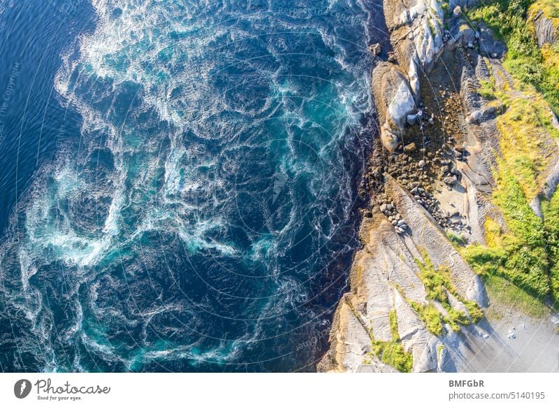 Wasserstrudel an Küste bei Saltstraumen Norwegen von oben bucht strand schön blau küste küstenlinie gefahr reiseziele umwelt schaum urlaub landschaft natürlich