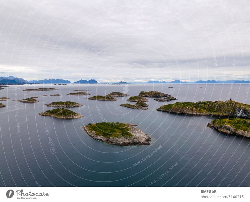 Luftbildaufnahme über Inselgruppe um Henningsvaer Lofoten Norwegen Henningsvær Landschaft Vogelperspektive Außenaufnahme Umwelt Abenteuer