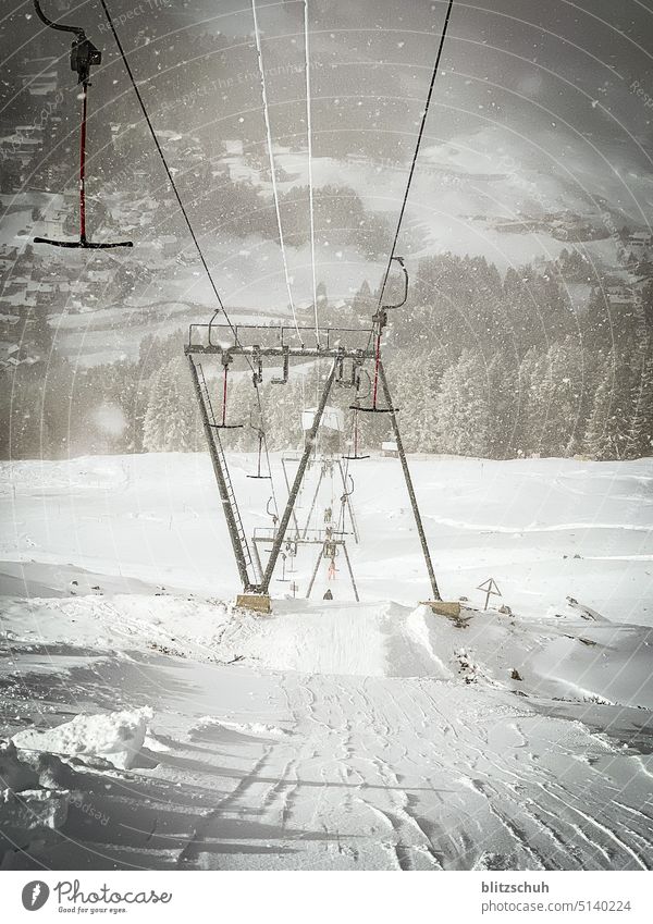 Skilift mit Sonnenschein und Schneefall skilift winter skifahren tourismus skigebiet bpgellift Wintersport Berge u. Gebirge Ferien & Urlaub & Reisen Skipiste