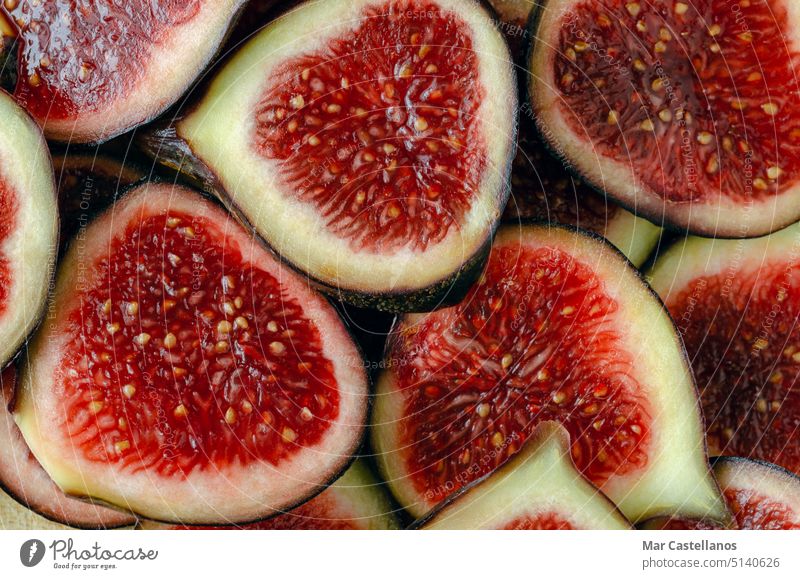 Makroaufnahme von aufgeschnittenen reifen Feigen. Frucht Vitamin Vegetarier Ernährung Samen rot purpur Hälfte Gesundheit Frische Nahaufnahme Menschengruppe