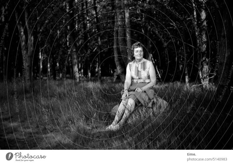 naturverbunden | another day in paradise Frau Wald ausflug Kleid sitzen 1970er blick in die Kamera feminin schauen Erinnerungsfoto stein Felsstein bäume Porträt