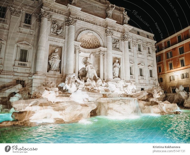 Nacht am Trevi-Brunnen mit Beleuchtung, dem berühmtesten Brunnen in Rom, Italien. trevi Kunst Barock Italienisch Denkmal Neptun Roma Bildhauerei Statue Stein