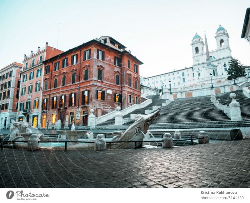 Spanische Treppe in Rom, Italien. Piazza di Spagna am Morgen, Es gibt keine Touristen. Architektur Kirche Springbrunnen Wahrzeichen Denkmal Großstadt antik