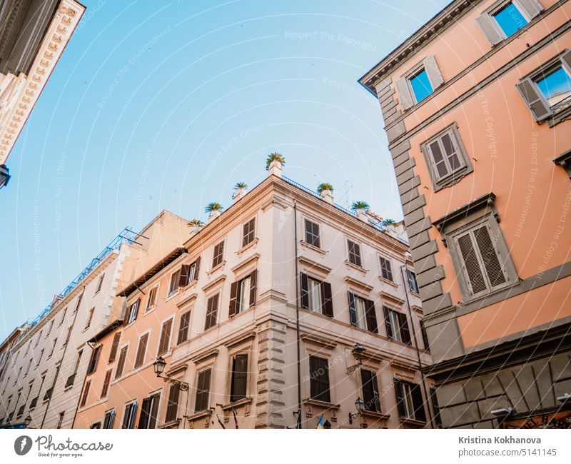 Schöne Fassade eines Mehrfamilienhauses in Rom, Italien. Fenster mit Fensterläden. Wand heimwärts Tourismus Architektur Haus Gebäude Großstadt Außenseite alt
