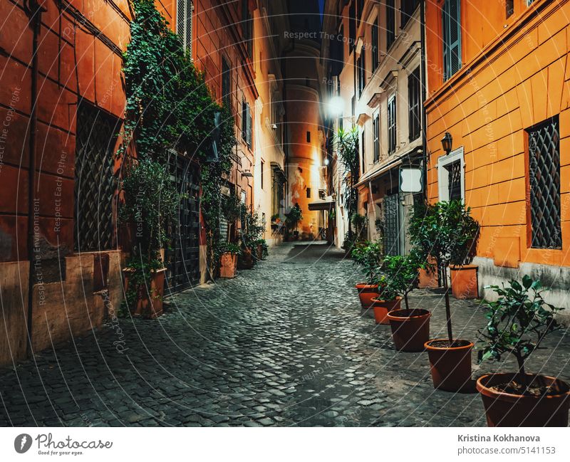 Abend- oder Nachtansicht einer alten, gemütlichen Straße in Rom, Italien. Cityscape der italienischen Hauptstadt mit niemandem. Gebäude Großstadt Roma Europa